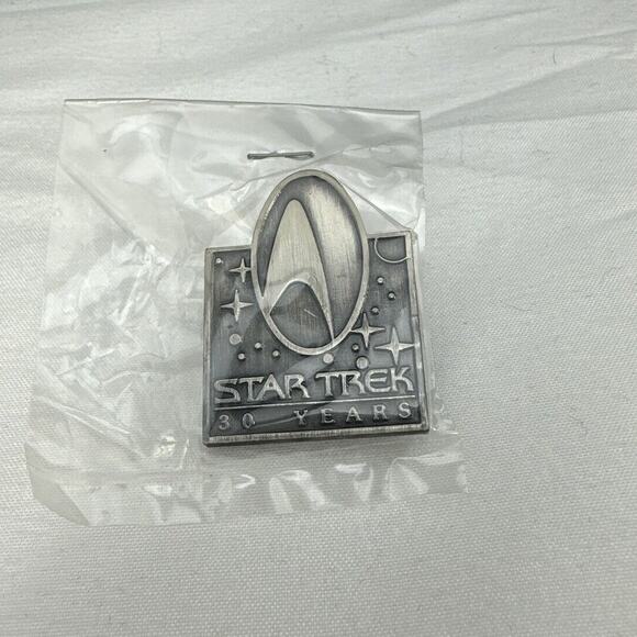 Star Trek 30 Years Anniversary Pin Badge Collectible Hollywood Pins - Picture 4 of 5